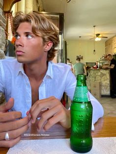 Old Money Blonde Guy, Male Hairstyles Blonde, Blond Surfer Guy, Men Curtain Hairstyle, Men’s Hair Highlights Brown, Bro Flow Hair Men, Long Blonde Hair Men, Blond Hair Men, The Flow Haircut