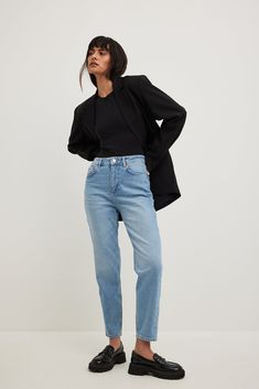 These mom jeans are stretchy and feature a high waist. They have a five-pocket design and raw details. Inseam Length in Size 36: 69 cm / 27 in. Waist in Size 36: 35,5 cm / 13.97 in. Seat in Size 36: 46,5 cm / 18.3 in. Light Blue Mom Jeans Outfit Winter, Shoes For Mom Jeans, Ripped Mom Jeans Outfit, Light Jeans Outfit, Light Blue Jeans Outfit, Mon Jeans, Womens Low Rise Jeans, Mom Jeans Outfit Winter, Mom Jeans Ripped