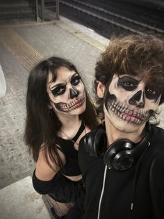 Halloween Costumes Duo Easy, Skeleton Couple Costume, Couple Duos, Couple Halloween Makeup, Disfarces Halloween, Skull Face Paint, Kostum Halloween, Horror Halloween Costumes, Me And Who