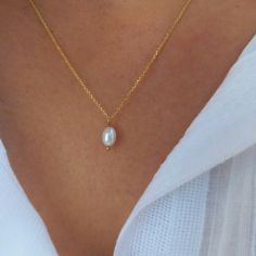 Fine quality freshwater floating pearl necklace, made of high-quality gold plated chain. Appropriate for both everyday or special looks.  Ideal for bridesmaid / birthday gift!  Size of the pearl: approx. 6-7 mm.  Length approx. 16 inches / 40,6 cm - different sizes are available. The length on the model is 18 inches. ♡All items will be delivered in a nice gift box! * Read our policies before purchase: https://www.etsy.com/shop/Jewellusion/policy/ * Contact me for custom orders or any questions y Gold Oval Pearl Necklace For Anniversary, Oval Pearl Drop Necklace For Anniversary, Gold Oval Pearl Necklace For Wedding, Oval Pearl Chain Necklace For Wedding, Oval Pearl Necklace For Wedding, Oval Pearl Wedding Necklace, Oval Pearl Drop Necklace For Wedding, Oval Pearl Charm Necklace For Weddings, Oval Wedding Necklace With Pearl Charm