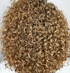 I want a curly hair perm #CurlsHairstyles Tight Curly Hairstyles, Short Permed Hair Before And After, Medium Perm, Curly Hair Perm, Tight Curly Hair, Hair Perms, Curly Perm, Permed Hair