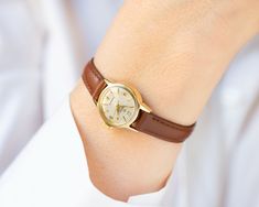 Woman wristwatch Omega Seamaster, gold plated ladies watch Swiss Ω classic vintage gift anniversary, new genuine leather strap Omega Seamaster Gold, Vintage Saat, Elegant Watches Women, Classic Watch Women, Pretty Watches, Classic Watches, Mechanical Movement, Women Wrist Watch, Omega Seamaster