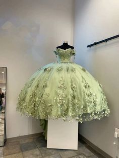 Look like royalty at your special occasion in this stunning off-the-shoulder quinceanera dress. Perfectly crafted with sumptuous, lush sage green quinceanera dress fabric and exquisite 3D florals, it exudes sophistication and class. For an added touch of sophistication, the plus size quince dress sage silhouette offers Sage Green Quinceanera Dresses, Sage Green Quinceanera, Lavender Prom Dress Long, Green Quinceanera Dress, Green Quince Dress, Gown Sleeves, Princess Sweet 16, Green Quinceanera, Green Quinceanera Dresses