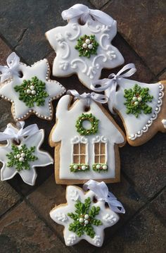 #gingerbreadhouse #holidayideas #christmasdecor #baking #festivefood #holidayseason #gingerbread #christmasbaking #diychristmas #holidaycrafts Decorated Gingerbread Cookies, The Best Dessert