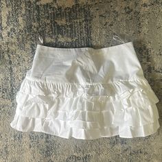 A Brand New Zara White Adorable Skirt Perfect For Summer In A Size Small!!! Frilly Mini Skirt, White Frilly Skirt, Silk Short Skirt, Coquette Skirt, White Ruffle Skirt, Summer Coquette, White Skirt Outfits, Frilly Skirt, Visual Archive