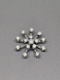 925 Sterling Silver - Snow flake Star circular CZ and sterling silver pendant Jewellery Type: Pendant Metal: Sterling Silver 925 Size: 2.5cm x 2.5cm Motive:  snow flake / star Stones: Clear CZ cubic zirconia Condition: Not new Item Weight: 4.2gr Items included: Pendant only Other Comments: None Please note that this is a used item. Items are it very good condition but may need cleaning, Other Comments may contain notes on item if any missing stones/damage/repair is required. Pictures provided to Sparkling Silver Starburst Jewelry, Dazzling Silver Starburst Jewelry, Sterling Silver Star Jewelry With Prong Setting, Sterling Silver Star-shaped Jewelry With Prong Setting, Starburst Pendant, Star Burst, Snow Flake, Silver Jewelry Pendant, Stone Pendants