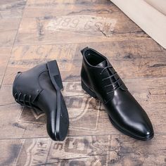 Antonios Italy Echtlederstiefel für Herren sind aus echtem Leder gefertigt, bequem und passen perfekt. Diese Stiefel werden von unserem erfahrenen Handwerker hergestellt. Sie zeichnen sich durch ein klassisches und minimalistisches Design aus, das sie leicht mit einem lässigen oder eleganten Outfit kombinieren lässt. Ein tolles Paar Stiefel für Männer für die kalte Jahreszeit, erhältlich in schwarz
 
Bitte überprüfen Sie die Größentabelle sorgfältig, bevor Sie die Bestellung aufgeben
 FÜR WEITER Business Leather Martin Boots With Round Toe, Leather Martin Boots With Round Toe For Business, Business Chukka Boots With Snip Toe For Fall, Business Chukka Boots For Fall With Snip Toe, Business Martin Boots With Leather Sole And Round Toe, Winter Business Chukka Boots With Leather Sole, Winter Business Leather Shoes With Plain Toe, Formal High-top Leather Martin Boots, Business Chukka Boots With Round Toe