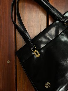 VINTAGE BLACK LEATHER HANDBAG BRAND DIANA VICENZA DROP: 17CM WIDTH: 31CM DEPTH: 8CM HEIGHT: 22CM ---------------------- ALL BAGS ARE CLEANED CLEANED & CONDITIONED BEFORE SHIPMENT SHOP T&C'S 😁😁 * BUY NOW IS WELCOME * PICK UP AVAILABLE UPON REQUEST * MAJORITY OF GARMENTS ARE VINTAGE ITEMS WITH ACCUMULATED WEAR AND TEAR OVER TIME - ITEMS WITH WEAR WILL HAVE INFORMATION DISCLOSED #y2k #vintagebag #italian #leather #dianavicenza Black Retro Shoulder Bag With Hasp Closure, Vintage Black Shoulder Bag With Hasp Closure, Vintage Black Leather Rectangular Bag, Vintage Square Shoulder Bag, Retro Black Satchel For Daily Use, Black Vintage Bags For Daily Use, Retro Black Leather Shoulder Bag, Vintage Black Travel Bag, Vintage Shoulder Bag With Hasp Closure