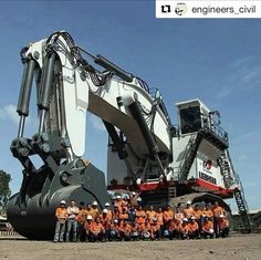 a group of people standing in front of an excavator with the caption, andamano a monteetorio venite con no?