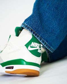 Den længe ventede Air Jordan 4 Retro SB Pine Green er endeligt landet. Den første Jordan 4 i SB udgaven, altså i kombination med Nikes skateboard linje, er en af de bedste releases i 2023. Kombinationerne af det hvide, grønne med den orange gum sole er lige i skabet. Bliver det med meget bedre fra Air Jordans side?Model:Air Jordan 4 Retro SB Pine GreenUdgivelsesår: 2023SKU: DR5415-103 Jordan 4 Sb Pine Green, Air Jordan 4 Retro, Pine Green, Air Jordan, Air Jordans, Gum, Skateboard