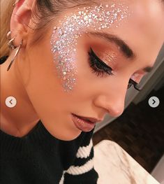 Glitter Make Up Festival Ideas, Silver Face Glitter, Silver Glitter Makeup Looks, Rave Makeup Glitter, Glitter Cheeks