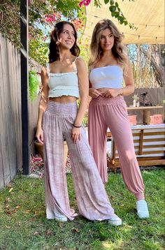 Soft pants for any occasion. Work Outfit Office, Dark Mauve, Soft Pants, Airport Outfit, Pink Outfit, Pants Pattern, Printed Leggings, Flare Pants, High Waisted Pants