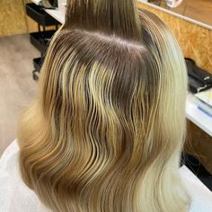 So werdet ihr Gelbstich im Haar los | Wella Professionals Yellow To Ash Blonde Hair, Tone Blonde Hair Darker, Toning Blonde Hair Darker, Wella Blonde Toner, Highlights On Blonde Hair, Toning Bleached Hair, Toning Blonde Hair