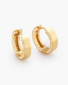 Level up with these sophisticated pavé hoops. Our men’s gold Studded Frame Hoop Earrings have 96 exquisitely handset diamond simulants in the 14k gold and 925 sterling silver setting. These sleekly designed hoops will show everyone you have impeccable style.