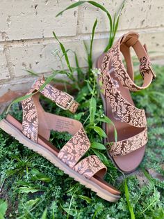 Brown platform wedge sandal. Sandals with floral straps. Comfortable sandals. Very G sandals. Cute sandals. Neutral sandals. Boutique. Small business. Woman owned. Western Sandals, Bride Boots, Champagne Beach, Neutral Sandals, Mexican Sandals, Western Shoes, Sandals Cute, Western Style Outfits, Chic Heels