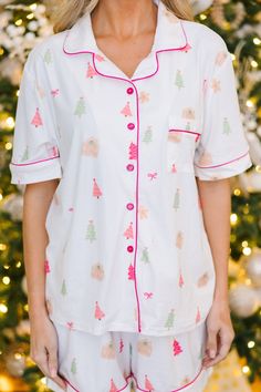 Plan on staying in a lot this holiday season? Or at least plan on staying with family and friends for Christmas eve? Then these pajamas are perfect for you! They are so cute and totally comfy! These classic pjs are going to have you feeling festive and fun this holiday season!
Top
Collared neckline
Button down front closure
Short sleeves
Hot pink piping
Gingerbread pattern
Generous stretch
Bottoms
Elastic waistband
Gingerbread pattern
Generous stretch
*These run large. You may consider sizing down. 
Baileigh is wearing the small. Gingerbread Pattern, Silk Pj Set, Gorgeous Images, Comfy Pajama, Satin Pjs, Christmas Movie Night, Pic Collage, Emma Style, Womens Pjs