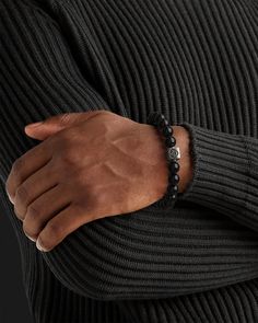 Abrace la protección atemporal con la pulsera Onyx de la colección Essential.
Esta pulsera de 8 mm combina la elegancia clásica de las piedras naturales de ónix de grado AAA con un diseño minimalista, que ofrece estilo y energía fundamental.
Diseño y Materiales:


Piedras de ónix: la pulsera presenta piedras de ónix redondas de 8 mm perfectamente pulidas de calidad AAA, conocidas por su elegante color negro azabache y sus propiedades protectoras, que se cree que protegen de la negatividad y prom Dragon Bracelet, Gold Vermeil Jewelry, Stacked Necklaces, Hematite Bracelet, Red Tigers Eye, Tiger Eye Bracelet, Onyx Bracelet, Metal Engraving, Vermeil Jewelry