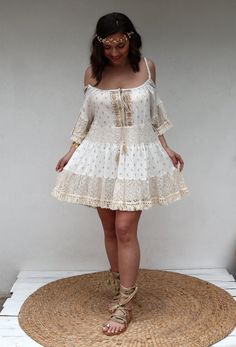 This dress inspired by ancient Greece is a beautiful off-white summer dress with ivory lace and lined inside with a drawstring at the top in a wide line with gold details and is one size RETURN POLICY The Returns to dresses are not accepted We do not accept returns or exchanges. Unable to return or exchange the following items due to their nature Intimate items (for health / hygiene reasons) Cette robe inspirée de la Grèce antique est une belle robe d'été blanc cassé avec de la dentelle ivoire e Bohemian Maxi Dress With Lace Patchwork For Summer, Summer Bohemian Maxi Dress With Lace Patchwork, Bohemian Summer Maxi Dress With Lace Patchwork, Bohemian Beach Dress With Lace Patchwork, Bohemian Beach Cover-up Dress With Lace Patchwork, White Lace Patchwork Beach Dress, Flowy Lace Patchwork Beach Dresses, Bohemian White Maxi Dress With Lace Patchwork, White Bohemian Maxi Dress With Lace Patchwork