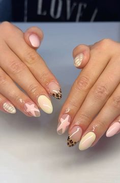 Easy Almond Nail Ideas, Nails Fancy Classy, Nail Asthetic Idea, Acrylic Nail Designs 2024 Trends, Almond Shape Nails Designs Summer, Aesthetic Fall Nails Acrylic, Hawaii Nail Inspo Almond, September Nail Inspiration, Squiggly Nail Designs