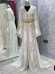 Moroccan Takchita, Moroccan Caftan, Dress Handmade, Caftan Dress, Aesthetic Beauty, African Culture, White Wedding Dresses, Silk Crepe, Bridal Dress