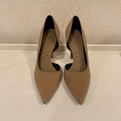 Brand New Zara Pumps Chic Beige Heels For Workwear, Zara Beige Heels For Work, Zara Beige Heels For Workwear, Zara Heels For Workwear, Zara Heels For Work, Zara Casual Heels For Work, Classic Zara Heels For Work, Classic Zara Heels For Spring, Zara Pumps