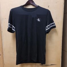 Nwt Calvin Klein Jean Short Sleeve Logo Tee Majestic Black Mens Small X-Large Fitted Calvin Klein Casual T-shirt, Fitted Short Sleeve Calvin Klein T-shirt, Calvin Klein Black T-shirt For Streetwear, Calvin Klein Short Sleeve Streetwear Top, Trendy Fitted Calvin Klein Tops, Fitted Trendy Calvin Klein Tops, Black Calvin Klein Crew Neck T-shirt, Calvin Klein Black Tops With Letter Print, Calvin Klein Black Crew Neck T-shirt