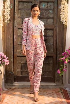 Pant Suit With Crop Top, Indian Business Women Outfits, 3 Piece Dress For Women Indian, 3 Piece Set Outfit Women, Indian Pant Suit, Womens Floral Suit, Pant Saree, Indian Suits For Women