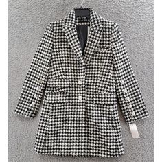 Love Token Tweed Houndstooth Coat Womens Xs Black Front Two-Button Peak Lapel + Love Token Tweed Houndstooth Coat Womens Xs Black Front Two-Button Peak Lapel Original Retail: $219 This Love Token Coat Is A Must-Have For Any Woman's Wardrobe. The Tweed Houndstooth Pattern Gives It A Modern And Stylish Look, And The Black Color Makes It Versatile For Any Occasion, Whether It's For Travel Or Casual Wear. It Features A Two-Button Front Closure And A Peak Lapel, With Long Sleeves And A Mid-Length Coa Winter Houndstooth Tweed Jacket For Office, Winter Office Tweed Jacket With Houndstooth Pattern, Winter Double-breasted Houndstooth Tweed Jacket, Black Tweed Outerwear With Houndstooth Pattern, Black Wool Blazer With Houndstooth Pattern, Black Houndstooth Tweed Jacket For Business, Black Business Tweed Jacket With Houndstooth Pattern, Trendy Tweed Outerwear With Buttons, Casual Houndstooth Tweed Blazer