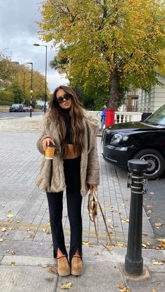 Discover trendy fall 2024 outfits with layering tips, cozy knits, plaid patterns, and sustainable fashion trends. How To Style Uggs, Slipper Outfit, Uggs Outfits, Outfit With Uggs, Winter Mode Outfits, Cute Thanksgiving Outfits, Estilo Indie, Skandinavian Fashion, Uggs Outfit