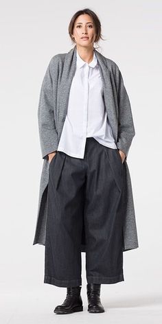 Oska Clothing, Manish Fashion, Scandi Fashion, Style Wide Leg Pants, Sarah Pacini, Lagenlook Style, Quoi Porter, Baggy Clothes, Monochrome Fashion