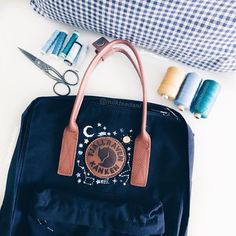 Fjallraven Kanken Bag, Diy Leather Sandals, Photo Thoughts, Mochila Fjallraven Kanken, Broderie Anglaise Fabric, Photo Embroidery, Diy Sandals, Embroidered Backpack, Diy Embroidery Designs