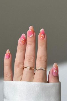 As the weather heats up and summer activities ramp up, your nail care routine may need a seasonal refresh. While long, glamorous nails can be beautiful, they're not always the most practical option for the busy summer months. That's where short almond nails come in.Short almond nails - characterized by their gently tapered, oval shape - have become a go-to summer manicure for women who want a stylish, low-maintenance look. And it's not hard to se Almond Nails For Summer, Natural Almond Nails, Summer Manicures, Almond Nails Designs Summer, Almond Nails French, Nails Minimalist, Nails For Summer