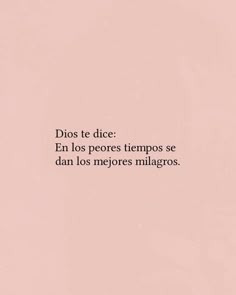 a pink background with the words dios te dice en los peores tiempos se dan los mejores milagros milligos