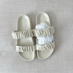 Brand New Never Worn In Original Packaging 7.5 Tts White Trendy Slip-on Jelly Sandals, White Slip-on Jelly Sandals For Summer, White Slip-on Jelly Sandals For Beach, Beige Flat Jelly Sandals For Summer, Trendy Beige Jelly Sandals For Summer, Casual White Synthetic Jelly Sandals, Summer Beige Open Toe Jelly Sandals, Beige Synthetic Slip-on Flip Flops, Beige Jelly Sandals For Summer Vacation