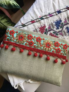 Embrague de boho bordado floral Best Leather Wallet, Crochet Boho Bag, Boho Clutch, Embroidered Handbag, Jute Fabric, Handmade Clutch, Embroidery Bags, Boho Bags, Embroidered Bag