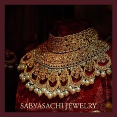 Sabyasachi Wedding, Diamond Jewellery Designs, Marriage Jewellery, Miranda Priestly, Shoulder Jewelry, Gold Pearl Jewelry, Gold Jewelry Outfits