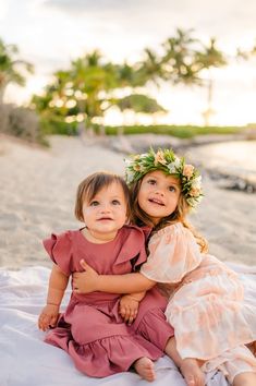 A family photo session with toddlers can present some unique challenges. As sweet and wonderful as they are, toddlers are also impossibly hard to predict. We have a few simple tips and tricks. You can ensure a successful and enjoyable experience for everyone involved. Sunrise Hawaii, Maui Sunrise, Family Beach Pictures, Vacation Photography, Beach Picture