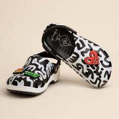 Keith Haring x Crocs Classic Clog - Black Chloe 2024, Crocs Classic Clogs, Famous Fashion, Funky Fashion, Keith Haring, Unisex Shoes, Shoe Size Chart, Style Icons, Black Fashion