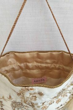 Bolso potli con festones de color blanco roto: bolso con asa de perla, brocado y flores, regalos de Diwali, bolso de boda - Etsy Thread Tassels, Golden Embroidery, Potli Bag, Golden Thread, Potli Bags, Diwali Gifts, Pretty Box, Wedding Bag, Gold Embroidery