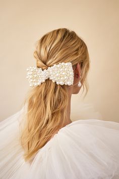 Introducing the Hannah Pearl Cluster Bow - a statement piece for the elegant and modern woman. This oversized ivory bow barrette is adorned with clusters of oversized pearls, adding a touch of luxury to any hairstyle. Elevate your look with this exclusive and statement accessory. Black Tie Optional, Hair Acessories, Glam Boho, Bow Barrette, Halo Headband, Headband Jewelry, Cocktail Jewelry, Hairstyles And Makeup, Pearl Bag