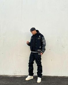 Drippy Winter Outfits Men, Street Wear Men Black, Black Outfits Men Street Fashion, Fall And Winter Outfits Men, Outwear Outfit Men, Streetwear Jacket Outfit, Outfit Ideas With Jordans Men, Black Men Winter Outfits Street Style, Black Man Outfits Street Style