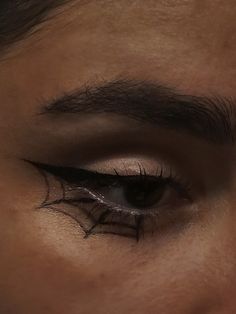 Easy Spiderweb Eyeliner, Black Halloween Makeup Easy, Halloween Makeup Cobweb, Easy Eye Halloween Makeup, Spiderman Eyeliner Ideas, Spiderwebs Eyeliner, Simple Black Halloween Makeup, Webbed Eyeliner, Simple Spiderman Makeup