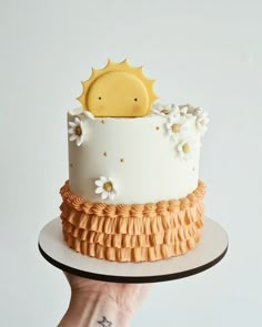 Cake design Sunshine Themed Birthday Cake, Cute Cake Simple, Sun Themed Cake, Food For Kids Party, Sun Themed Food, Cute Simple Cakes, Sun Theme Party, Two Sweet Birthday Cake