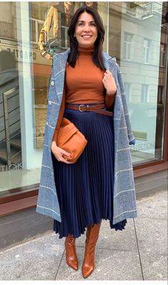 Blue Pleated Skirt, Mode Zara, Work Attire, Work Fashion, Modest Outfits, Smart Casual, Look Fashion, Modest Fashion, Classy Outfits