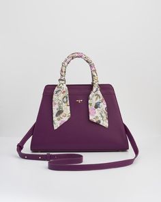 Our classic tote has been beautifully updated with our Floral Engravings Print. Crafted from recycled faux leather in plum and featuring a twilly scarf wrapped around the handle. With ample space and luxe gold-tone hardware, it’s perfect for carrying books and souvenirs from your favorite exhibitions.

Key features:


Outer: 100% Polyurethane; Lining: 100% Polyester Scarf: 100% Polyester



Approx. 34 (L) x 21 (H) x 12 (D) cm



Wipe clean with a damp cloth Luxury Christmas Gifts, Twilly Scarf, Polyester Scarf, Autumn Clothes, Twilly, Bottega Veneta Shoulder Bag, Eco Friendly Fashion, Louis Vuitton Shoulder Bag, Large Tote