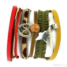 En achetant ce produit vous pouvez gagner jusqu'à 7 points de fidélité. Votre panier totalisera 7 points pouvant être transformé(s) en un bon de réduction de 1,40 €.    CE BRACELET DE LA MARQUE SECRETS DES ANGES EST COMPOSÉ DE PLUSIEURS LIENS EN CUIR, EN SOIE DIY, DE SUÉDINE, DE PERLES EN BOIS, DE BRELOQUES EN MÉTAL ARGENT ET DE MINI TÊTE DE MORT.