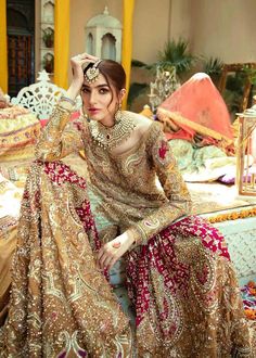 Yellow Sharara Suit Golden Dress Short, Short Kameez, Yellow Sharara Suits, Brides Mehndi, Yellow Sharara, Dress Shorts Outfit, Pakistani Brides, Pakistani Bridal Dress, White Lehenga