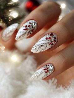 Festive almond nails for the holidays: 19 magical Christmas designs to add sparkle to your fingertips. Embrace the joy of the season with these captivating manicures that combine elegance and yuletide charm. From shimmering gold accents to playful reindeer motifs, find the perfect nail art to complement your celebrations. Disney Christmas Nails, Holiday Manicure, Festive Nail Art, Glittery Nails, Winter Nail Art, Festival Nails, Christmas Nail Designs, Christmas Nail