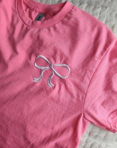 Casual Summer T-shirt With Pink Bow, Trendy Crew Neck T-shirt With Bow, Trendy Summer T-shirt With Bow, Casual Short Sleeve T-shirt With Pink Bow, Spring Cotton T-shirt With Bow, Cute Pink Cotton Shirt, Cute Bow T-shirt For Spring, Cotton Summer Tops With Bow Print, Trendy Short Sleeve Tops With Bow