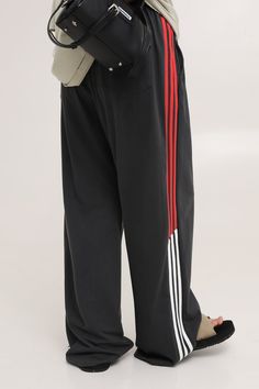 MASONPRINCE wide-leg jersey sweatpants, knit trim stripes at outseams, mid-rise, concealed drawstring, two pocket styling, tonal stitching. Wide-Leg Fit. Composition - Velour Cotton ﻿Sizing: Oversized US/EU Fit Sport Pants Outfit, Pants Outfit Men, Adidas Track Pants, Style Goals, Streetwear Fashion Women, Fashion Killa, Pants Outfit, Oversized Fits, Streetwear Fashion